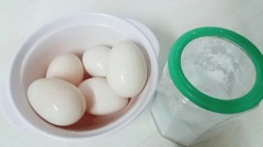 Rửa sạch trứng, tách lấy lòng đỏ, bỏ lòng trắng và giữ lại vỏ.Mỗi quả dùng 1 thìa muối. Lấy nửa thìa muối rắc đều lên vỏ nửa quả trứng. Sau đó cho lòng đỏ trứng vào rồi rắc tiếp 1 thìa trứng còn lại lên lên trên bề mặt trứng. Cứ làm như vậy đến hết trứng.