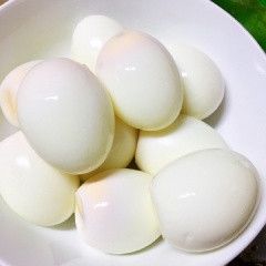 Rửa sạch vỏ trứng, cho vào nồi, đổ ngập nước, thêm 2 muỗng canh giấm đun sôi. Luộc trứng trong khoảng 5-7 phút rồi vớt ra, ngâm trứng luộc vào thau nước lạnh ít phút rồi bóc sạch vỏ.