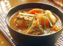 Cuối cùng rắc ít hành, tiêu và tắt bếp, múc canh cá nấu cà chua ra tô, dùng nóng.