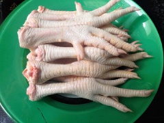 Chân gà làm sạch, rửa sạch rồi để ráo. Có thể chặt bỏ phần móng hoặc giữ nguyên vẫn được. Trong tô lớn trộn đều: Sả và ớt cắt nhỏ, tỏi băm, hành tím băm, 1 muỗng canh nước mắm, 1 muỗng canh đường, 1 muỗng canh nước cốt chanh, 1 muỗng canh dầu màu điều và 1/4 muỗng cà phê tiêu. Sau đó dội lên phần chân gà, ướp khoảng 2-3 tiếng rồi xếp chân gà vào nồi có lót sẵn giất bạc.