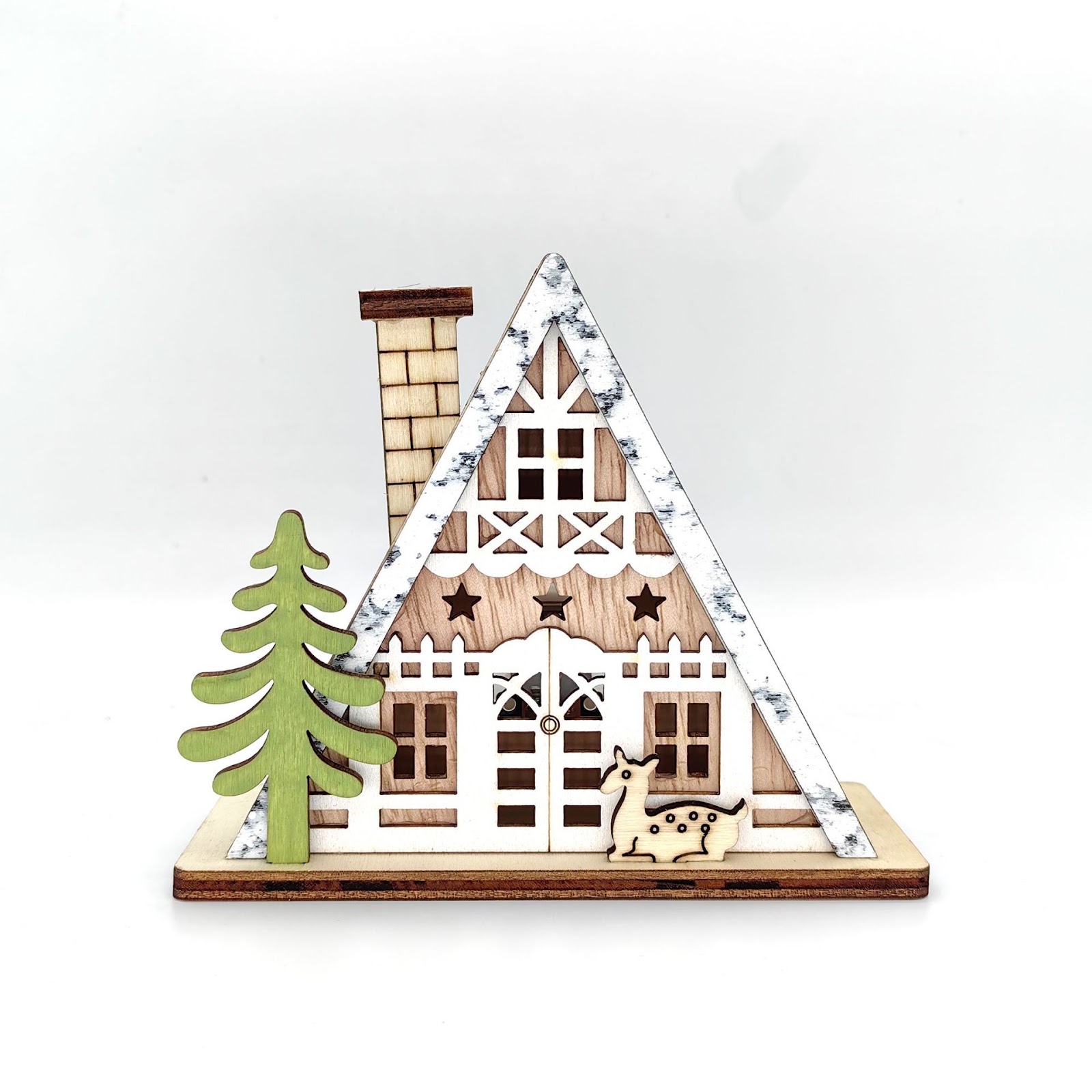 Beleuchtetes Holzhaus in Dreiecksform