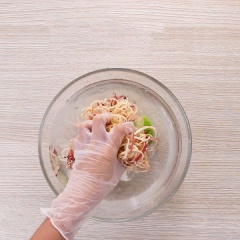 500gr bắp chuối bóc vỏ già, bào nhỏ rồi ngâm ngay vào nước lọc pha với 1 muỗng canh phèn chua để bắp chuối không bị đen.
