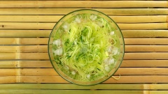 Cho đu đủ và dưa leo vào tô nước đá ngâm 15 phút cho giòn. Sau đó vắt ráo nước.