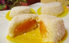 Bánh chín, lấy ra, bóc bỏ lớp màng bọc thực phẩm. Lăn bánh qua 1 lớp dừa nạo là hoàn thành rồi đấy.
