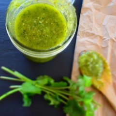 Sốt hạt óc chó phô mai thơm ngon, béo ngậy cực kì ngon và hấp dẫn khi trộn cùng salad với vị óc chó bùi bùi, phô mai thơm lừng cực thích miệng. Nếu bạn muốn tìm một món sốt để ăn kèm thì thử ngay cách làm này nhé.