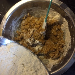Trộn đều ba nguyên liệu bột mì, baking soda và muối rồi chia thành 3 phần. Rây phần thứ nhất vào hỗn hợp bơ đường và trộn đều, rồi lần lượt rây các phần thứ hai thứ ba cũng trộn đều cho bột mì cùng bơ quyện lại.