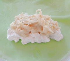 Cách làm bánh crepe nhân kem sầu riêng: Trải lớp vỏ bánh crepe đã tráng ra đĩa, cho 1 lớp kem tươi rồi cho sầu riêng chính giữa. Phủ 1 ít kem tươi che bới sầu riêng. Làm tương tự cho đến hết nguyên liệu làm bánh.