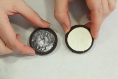 Tách bánh Oreo ra làm hai. Cẩn thận đừng để phần bánh có lớp kem bị rớt ra. Nhúng que kẹo vào tô chocolate, sau đó nhẹ nhàng nhấn que kẹo vào lớp kem bánh oreo. Đóng 2 vỏ bánh lại, tiếp theo bạn nhúng ngập bánh vào chocolate vàng.