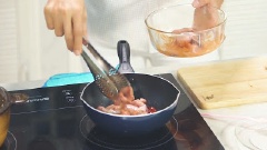 Đun nóng dầu ăn, cho gừng vào, kế đến cho ớt khô cho thơm dầu ăn rồi cho ếch vào xào săn lại.