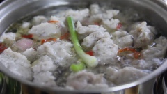 Đợi nước sôi, chả cắt vo thành viên vừa ăn rồi thả vào vào nồi nước, sau khi chả cá nổi lên trên mặt nước thì cho khổ qua vào nấu cho nước trong nồi sôi lại khoảng 3 phút thì tắt bếp. (Nếu bào mỏng thì chỉ cần nước sôi lại là có thể tắt bếp rồi)