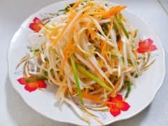 Khi nào ăn thì gắp dưa giá ra dĩa, ăn bao nhiêu lấy đủ vừa ăn. Ăn kèm với thịt kho hay cá kho đều rất ngon