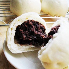 Mang bánh ra ngoài, bánh bao nhân đậu đỏ hấp có vị ngọt thanh, béo của đậu, lớp vỏ bột thơm, không ngửi thấy nhiều mùi men, là thành công. Bánh bao đậu đỏ thích hợp dùng để ăn sáng, có thể bảo quản trong tủ lạnh, khi ăn chỉ cần hấp lại trong 5 phút. Rất tiện lợi cho người bận rộn, không có nhiều thời gian, lại rất nhiều năng lượng để làm việc.