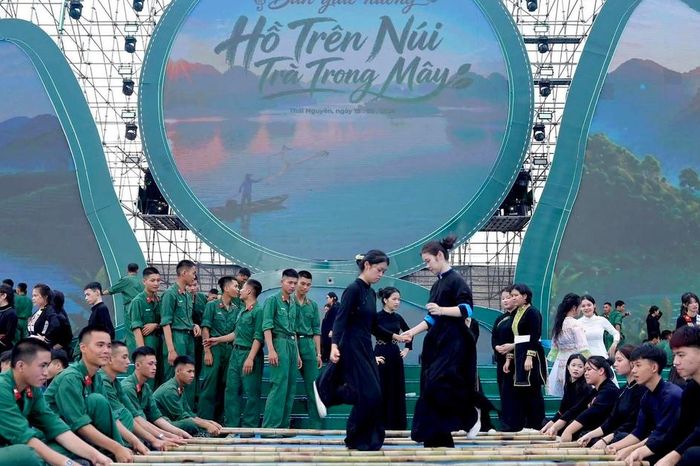 Bộ đội cùng sinh viên, người dân nhảy sạp, xác lập kỷ lục 1.000 đôi sạp lớn nhất Việt Nam - Chuyên trang Gia Đình &amp; Xã Hội - Báo Sức khỏe &amp; Đời sống