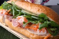 Sau đó nhồi lần lượt chả lụa, cà rốt, củ cải trắng, dưa leo, ớt, ngò rí vào là có thể dùng được.