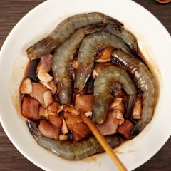 Pha nước mắm, nước lọc, tương ớt, nước màu, đường, bột ngọt trong chén nhỏ, khuấy tan đều. Ướp ba rọi và tôm với gia vị trong 10 phút.