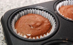 Lót cốc giấy vào khuôn cupcake, múc hỗn hợp bánh vào, cho vào lò, nướng khoảng 20-25 phút ở nhiệt độ 180 độ C.