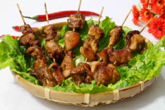 Thịt gà nướng xiên que đơn giản mà ngon. Thịt gà cắt nhỏ vừa ăn, ngấm gia vị ướp cay thơm, thịt nướng chín dai thơm. Món này thích hợp cho những buổi tiệc nướng ngoài trời nhé!