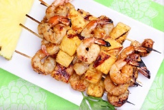 Bày trí ra đĩa và thưởng thức. Có thể dùng ngay hoặc rắc thêm ít muối tiêu ăn cùng nhé! Tôm nướng thơm xiên que dễ làm, nhanh ăn, nguyên liệu đơn giản dễ tìm. Đây là món nướng gợi ý hoàn hảo cho các bữa tiệc nướng BBQ ngoài trời cùng gia đình hoặc bè bạn.