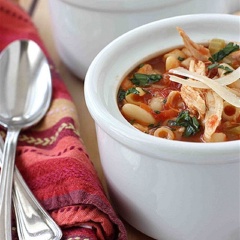 Trang trí thêm ít húng quế và phô mai nếu thích. Súp nui thịt gà với nước súp được nấu từ sốt cà chua khiến món súp có được một màu đỏ au rât bắt mắt. Vị súp chua chua, béo ngon, chống ngán rất hiệu quả.