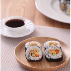 Bày món ăn ra đĩa, bạn có thể chấm cùng nước tương hoặc mù tạt đều rất ngon.