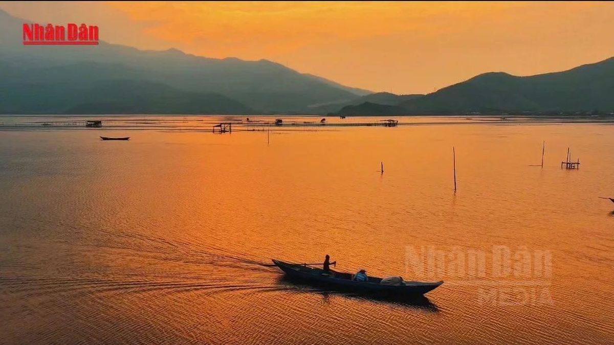 [Video] Hoàng hôn Đầm Lập An – Nơi mặt trời lặn trên những mẻ lưới - Báo Nhân Dân