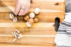 Ức gà làm sạch, ướp với 1 muỗng canh dầu mè, 2 muỗng canh giấm, 2 muỗng canh nước tương, gừng tỏi băm nhuyễn, 1/2 muỗng cà phê muối, 1/2 muỗng cà phê tiêu, trộn đều để khoảng 15 phút cho gà ngấm gia vị. Còn bắp cải xanh và tím rửa sạch, thái sợi. Nấm ngâm muối, rửa sạch, xắt nhỏ. Hành lá cắt nhỏ.