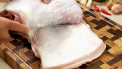 Thịt ba chỉ rửa sạch với nước muối dùng dao lạng ngang phần thịt và phần da nhưng không để bị rời ra, khứa xéo mặt trong. Dùng cối giả nhuyễn 5gr muối hạt cùng 5gr ớt hiểm xanh, 50gr hành tím,100gr sả.