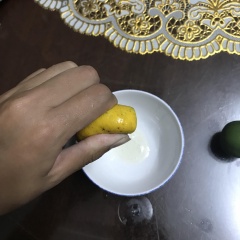 Vắt một quả chanh vào một cái chén nhỏ, thêm 2 muỗng đường và khuấy cho tan hoàn toàn đường.