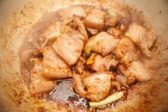 Đổ 2.5 muỗng canh nước tương và 2.5 muỗng canh rượu nấu ăn vào, đun đến khi phần nước tương sánh mịn. Đợi đến khi phần tương trong chảo sánh đặc lại, lấy đũa trộn đều thịt lên, cho thêm phần hành lá và ớt thái nhỏ vào đảo qua là được.