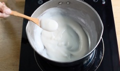Làm ấm sữa tươi, cho 1 thìa café đường và 5gr men vào hoà tan để kích hoạt men. Sau khoảng 3-5 phút, men nổi lên như gạch cua là được. Khuấy bột nước Tangzhong: Hòa tan nước và bột mì trong nồi, bắc lên bếp khuấy đến hơi sệt trên lửa nhỏ. Sau đó để nguội.