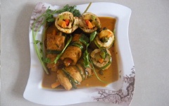 Khi món ăn chín hoàn toàn thì tắt bếp. Bày ra đĩa, trang trí thêm ngò rí nếu thích và thưởng thức cùng với cơm nhé!