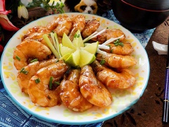Cho tôm rim ra đĩa dùng nóng với cơm rất ngon. Tôm tim chua ngọt với những con tôm tương đối nhỏ vừa nên vẫn giữ lại vỏ tôm, rim cho gia vị, sốt ngấm đều khiến lớp vỏ trong bóng bẫy, hấp dẫn và đưa cơm.