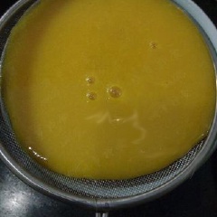 Cho xoài và 30gr đường trắng vào hỗn hợp rau câu, khuấy đều. Đổ xoài rây qua giá có lỗ nhỏ để chỉ lấy phần nước cốt xoài, giữ lại xơ xoài nếu có.