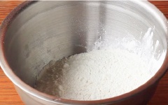 Trộn đều 250gr bột mì, 1/2 muỗng cà phê muối trong 1 cái tô.