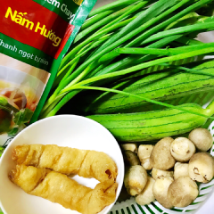 Nấm rơm cắt gốc ngâm với nước muối pha loãng rửa sạch.