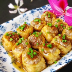 Rắc hành lá vào rồi tắt bếp. Sắp ra đĩa ăn nóng. 