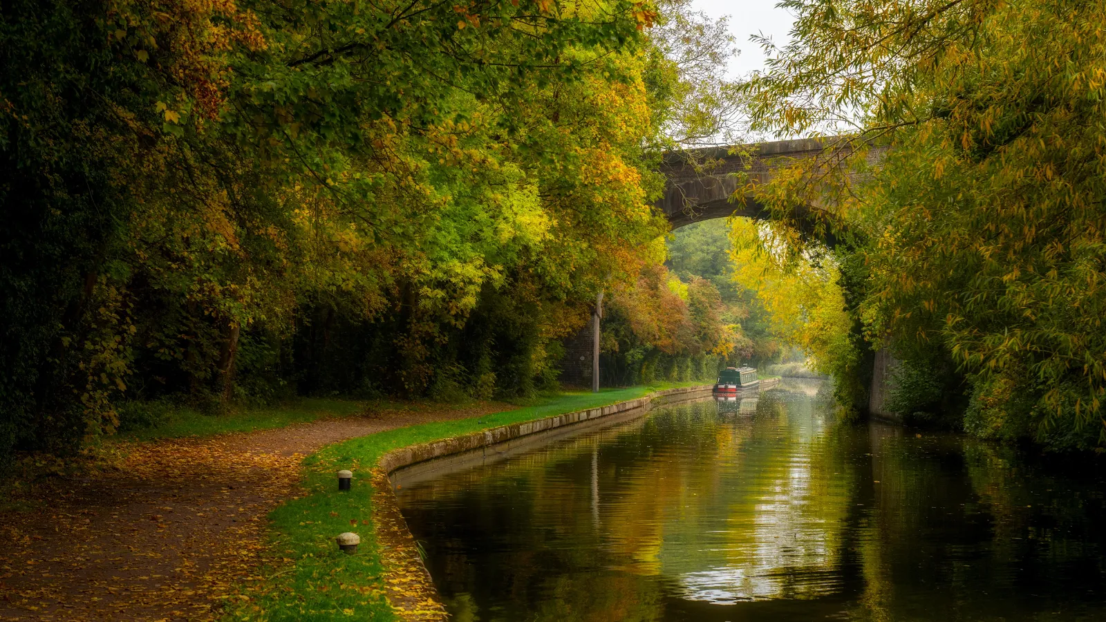 Canal Under Stone Bridge in Autumn - Nature Photography 4K Wallpaper (4000x2250)