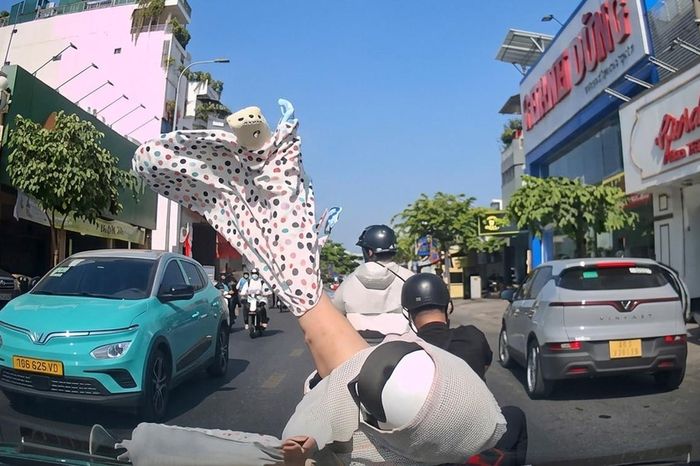 Không giữ khoảng cách an toàn, ô tô va chạm xe máy - Báo Xây Dựng