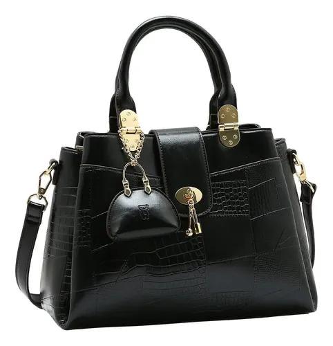 Cartera de mano con bandolera y accesorio colgante · foto 3