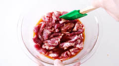 Cho thịt vào tô lớn, sau đó rưới nước sốt vào thịt, trộn thật đều rồi cho thịt vào tủ lạnh để qua đêm sẽ giúp thịt thấm hết phần gia vị ướp đấy. Đun nóng chảo dầu, cho thịt vào chiên đến khi chín vàng cả hai mặt là có thể vớt ra cho ráo dầu rồi nha.