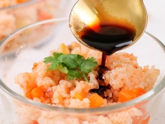 Cho cơm vào thố, dùng khi còn nóng với nước tương và tương ớt Maggi. Những hạt cơm mềm dẻo hòa quyện với hương vị của hải sản và các nguyên liệu đi kèm, ăn mãi mà vẫn thấy ngon.