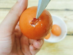 Trứng gà mua về rửa sạch. Dùng kéo hoặc dao nhọn đục một lỗ nhỏ trên đầu quả trứng. Ở bước này nên nhẹ tay và cẩn thận để vỏ trứng không bị vỡ nhé. Dùng 1 chiếc đũa khuấy nhẹ trong quả trứng để lòng trắng và lòng đỏ hòa quyện vào nhau. Như vậy có thể lấy trứng ra dễ hơn.