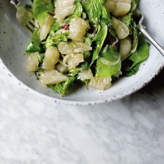 Gắp salad ra dĩa và thưởng thức. Salad bưởi húng quế chua ngọt ăn cùng trong bữa ăn vừa giúp giải ngán vừa tăng độ ngon miệng của bạn đấy. Hãy thử ngay món salad này bạn nhé.