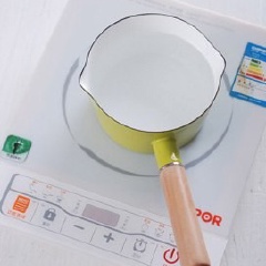 Cho 300 ml nước vào nồi sau đó đun nước đến khi sôi.