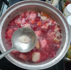 Tiếp đó, bạn cho hỗn hợp ngũ quả đã xào sơ ở bước 4 và nấu chung, nêm thêm ít gia vị cho vừa ăn và nấu trong vòng 5 phút đến khi sôi lại thì tắt bếp.
