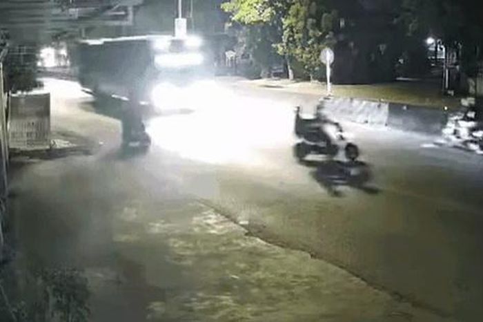 Băng qua đường bất cẩn, hai người suýt gặp nạn trước xe khách - Báo Sức Khỏe &amp; Đời Sống