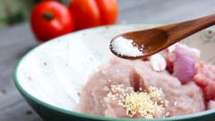 Phần chả cá: Cho phần thịt băm vào chung với phần chả cá. Đập dập 2 củ hành tím và ướp gia vị. Ở đây mình sử dụng 1.5 tsp hạt nêm, 1 tsp nước mắm, 1/2 tsp tiêu, 1/2 tsp bột ngọt nhé. Sau đó các bạn giã theo dạng quết, giã càng nhiều thì chả cá càng dai nhé.