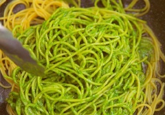 Cuối cùng, cho hỗn hợp lòng đỏ trứng gà, mì ý vào, đảo đều 1 phút. Nêm gia vị 1/2 muỗng cà phê muối, 1 muỗng cà phê hạt nêm, 1/2 muỗng cà phê tiêu cho vừa ăn.