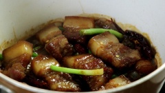 Cho ít dầu ăn phi thơm 1 muỗng hành tím băm, 1 muỗng tỏi băm sau đó trút thịt đã ướp vào xào săn lại. Cho thêm 1 muỗng nước màu, 2 muỗng đường vào xào thêm 2 phút. Trút phần nước chao vào, thêm 100 ml nước lọc, 4 trái ớt khô kho liu riu trong vòng 20 phút cho nước kho sệt lại. Thêm hành lá cắt khúc vào đảo đều rồi tắt bếp. Trình bày món ăn ra dĩa. Món này ăn với cơm nóng là thơm ngon hết sảy.
