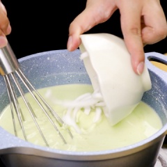 Phần bột: Trộn đều 350 gram bột năng với 450 gram nước cốt lá dứa và 500 ml nước lọc, sau đó cho bột nghỉ 30 phút. Sau khi đã cho bột nghỉ, dùng phới khuấy đều cho tan phần bột lắng ở dưới đáy nồi rồi cho tiếp 50 gram cùi dừa non cắt sợi, 100 gram đường, 1 muỗng cà phê muối vào, khuấy đều lần nữa, bắc nồi lên bếp với lửa nhỏ khuấy đều liên tục đến khi hỗn hợp sệt lại thì tắt bếp.